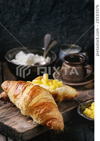 Breakfast with croissant and mango fruit 28583976