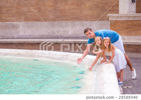 Family near the Fountain of Trevi in Rome. Happy Family near the Fountain of Trevi in Rome. Happy 28589340