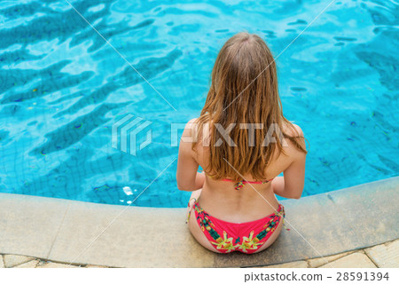 Back view of beautiful woman in swimming pool 28591394