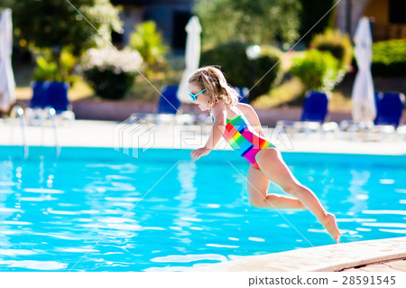 Child in swimming pool on summer vacation 28591545