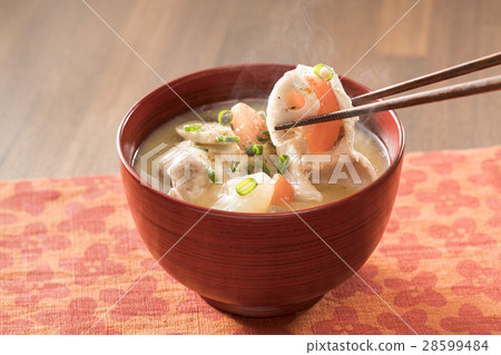 豬肉和蔬菜味噌湯 28599484