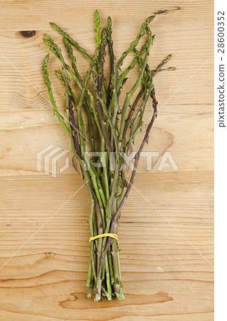 Wild Asparagus Bunch 28600352
