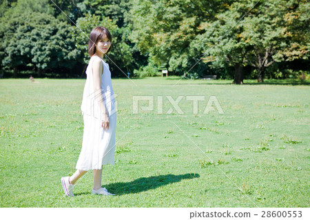 走在草甸的婦女 走在草甸的婦女 28600553