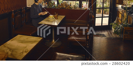放鬆在咖啡店的婦女 28602420