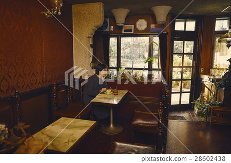 放鬆在咖啡店的婦女 28602438