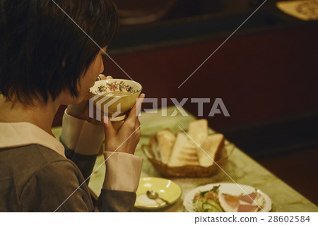 吃早晨集合的婦女 28602584