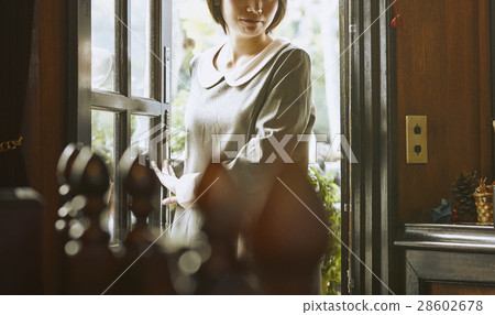 一個打開門的女人 一個打開門的女人 28602678