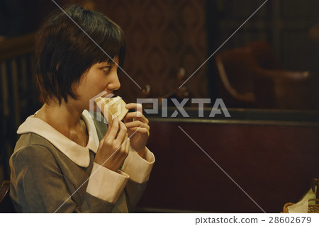 一個女人吃吐司 一個女人吃吐司 28602679