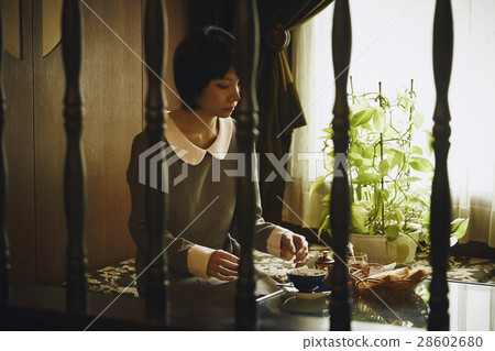 放鬆在一個減速火箭的咖啡館的婦女 放鬆在一個減速火箭的咖啡館的婦女 28602680