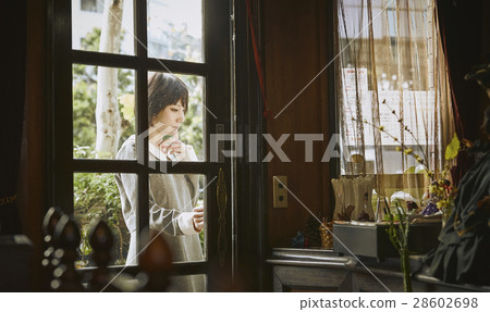 A woman who opens a door 28602698
