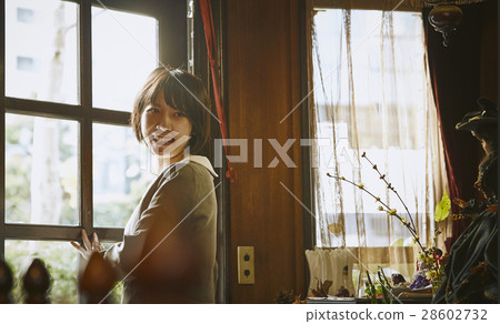 一個打開門的女人 28602732