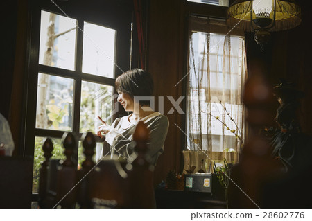 Women entering the shop 28602776