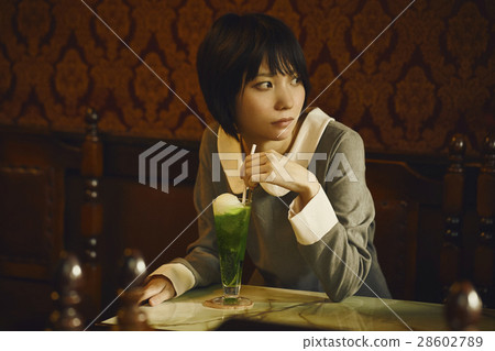 一個女人喝奶油蘇打水 一個女人喝奶油蘇打水 28602789