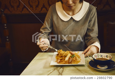 一個女人吃那不勒斯 一個女人吃那不勒斯 28602790