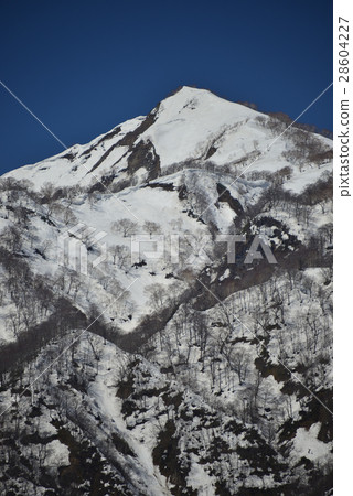 在早春留下的雪山頂附近拍攝藍天 在早春留下的雪山頂附近拍攝藍天 28604227