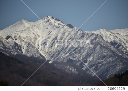 在早春射擊在山和後面雪的藍天 28604229