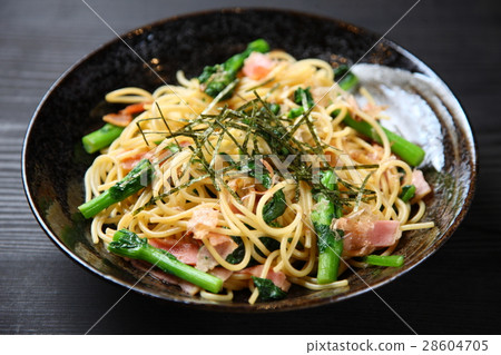 Rape blossoms and bacon Japanese spaghetti 28604705