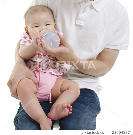 Daddy feeding water to baby 28604827