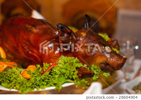 the young whole baked pig with a fragrant crisp 28604904