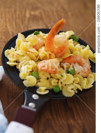 Shrimp salad with spaghetti 28606396