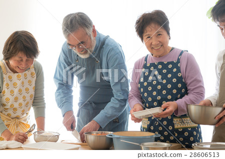 Japanese senior couple in cooking class 28606513