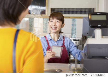 現金檢查員的女人 28606865