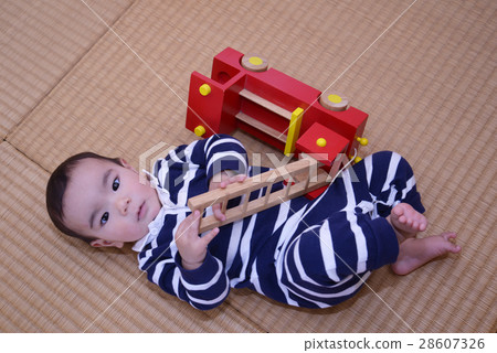 Baby playing with toys Baby playing with toys 28607326
