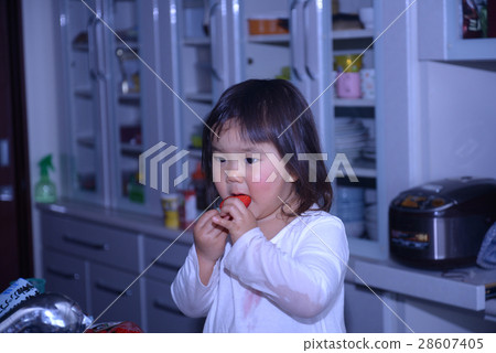 Girl who eats strawberries in the kitchen Girl who eats strawberries in the kitchen 28607405