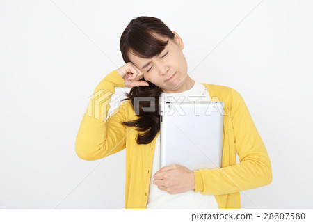 一個女人用眼墊困擾 一個女人用眼墊困擾 28607580