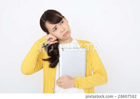 一個女人用眼墊困擾 一個女人用眼墊困擾 28607582