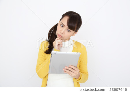 一個通過看著眼墊懷疑地想著的女人 28607646