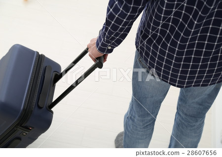 一個男人帶著手提箱 28607656