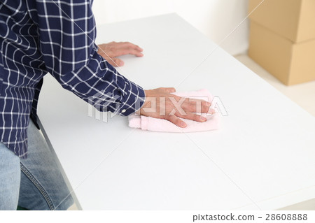 一個男人打掃衛生 一個男人打掃衛生 28608888