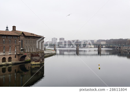 Garonne River in Toulouse, France 28611804