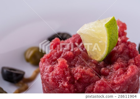 Lime on single portion of tartar steak Lime on single portion of tartar steak 28611904