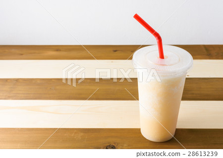 smoothies of fruit juice 28613239