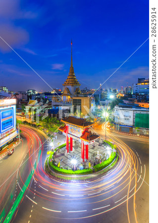 Top view cityscape Wat Trimitr in chinatown 28625914