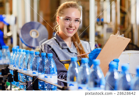 Specialist in factory checking bottles 28628642