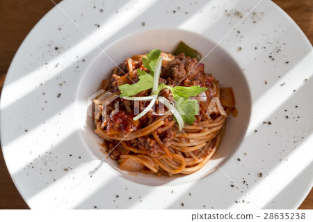 spaghetti tomato sauce with beef in white plate spaghetti tomato sauce with beef in white plate 28635238