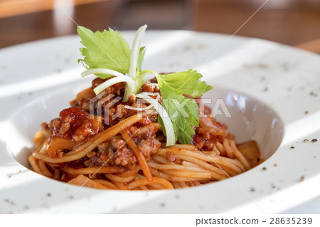 spaghetti tomato sauce with beef in white plate spaghetti tomato sauce with beef in white plate 28635239