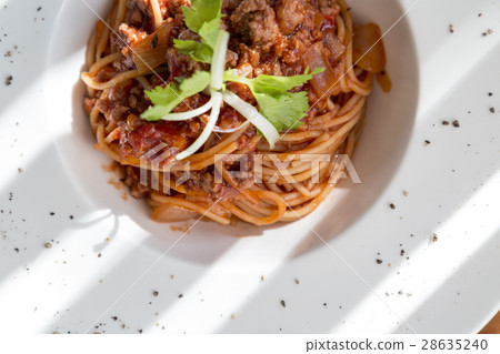 spaghetti tomato sauce with beef in white plate spaghetti tomato sauce with beef in white plate 28635240