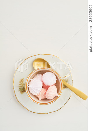 Mini meringue kisses 28635603