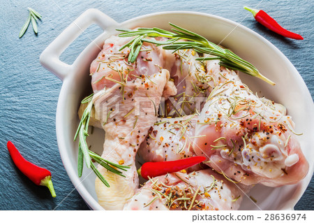 Raw chicken legs (drumsticks) in white baking dish Raw chicken legs (drumsticks) in white baking dish 28636974
