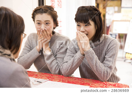 A woman fortunetelling 28636989