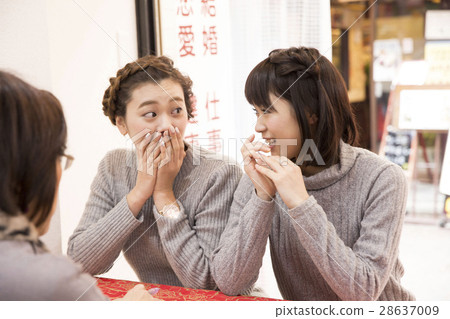 A woman fortunetelling 28637009