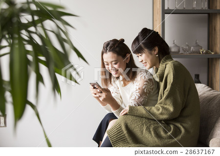 A woman watching a smaho in a room 28637167