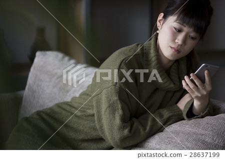 觀看智能手機的婦女 28637199