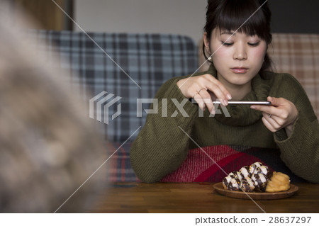 婦女拍食物照片 婦女拍食物照片 28637297