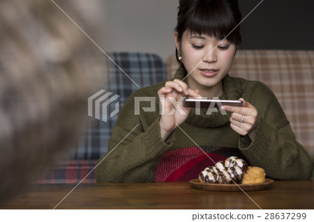 婦女拍食物照片 28637299
