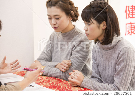 A woman fortunetelling 28637501